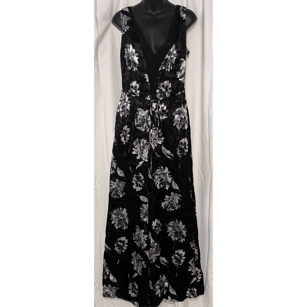 $180.00 White House Black Market Sleeveles V-Neck Wide-Leg B Worn once.